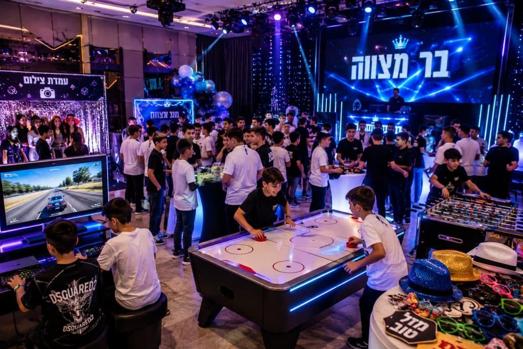 הפעלות לבר מצווה באולם שיהפכו את האירוע לחוויה בלתי נשכחת, עם עמדות משחק, קריוקי, מופעים, חידונים, ריקודים ואטרקציות לכל הגילים.